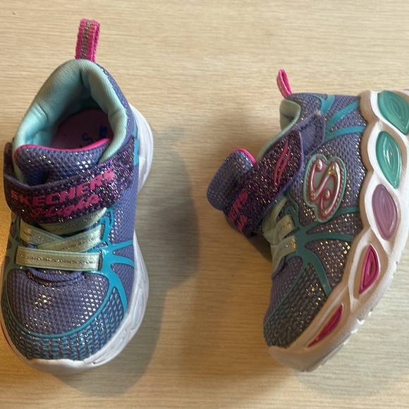 SKECHERS Toodler running shoes. - Picture 3 of 11